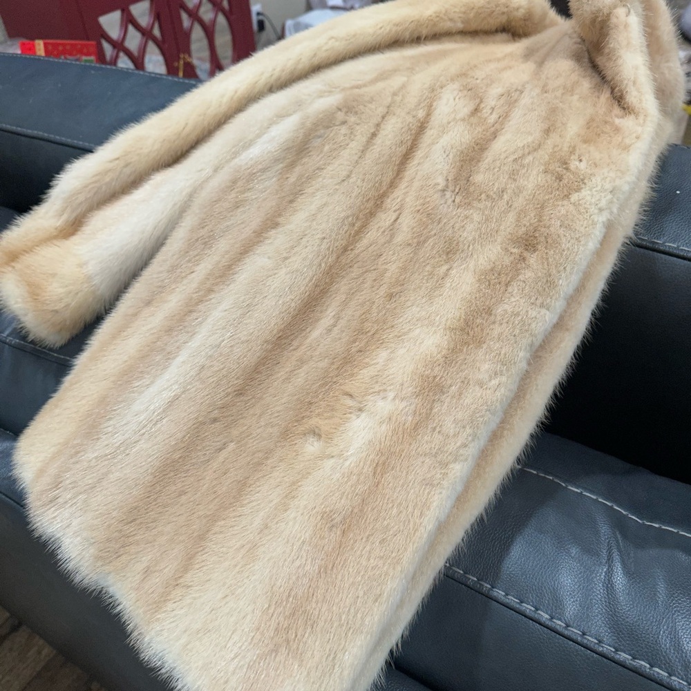 Luxurious Tan Faux Fur Coat with Matching Hat - Picture 8 of 15